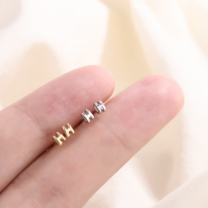 2021新款日韓H字母鏤空耳釘女氣質簡約小耳飾廠家批發