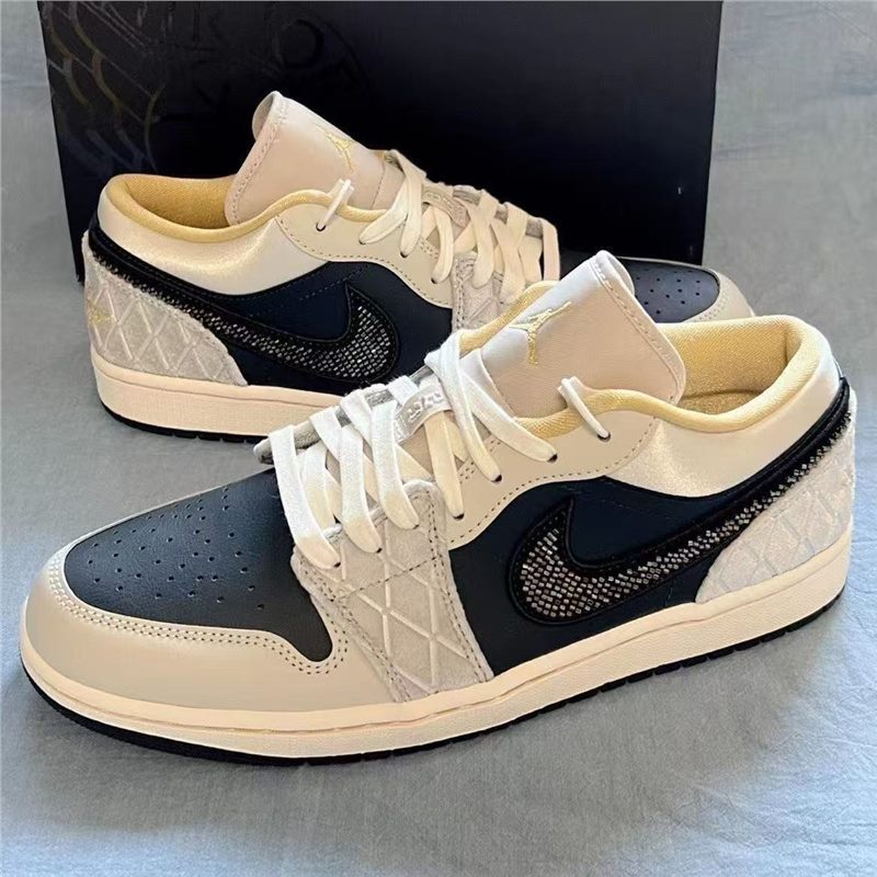 Popular AJ1 black and gray satin low-top retro basketball shoes for men and women, suitable for young students, casual versatile sports skateboard shoes Popular AJ1 black and gray satin low-top retro basketball shoes for men and women, suitable for young students, casual versatile sports skateboard shoes