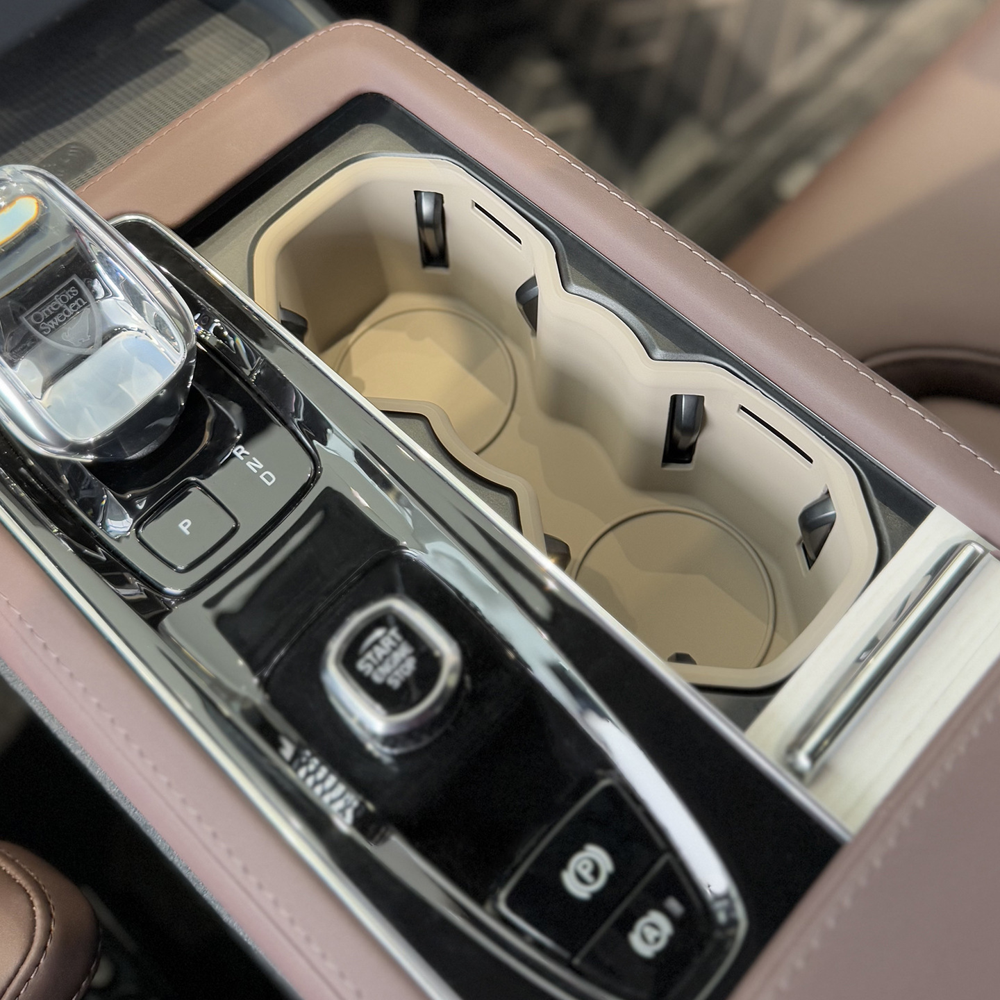 Suitable for Volvo 26 Models S90 Center Console Water Cup Holder Storage Box Wireless Charging Center Console Panel Silicone Anti-Slip Protection