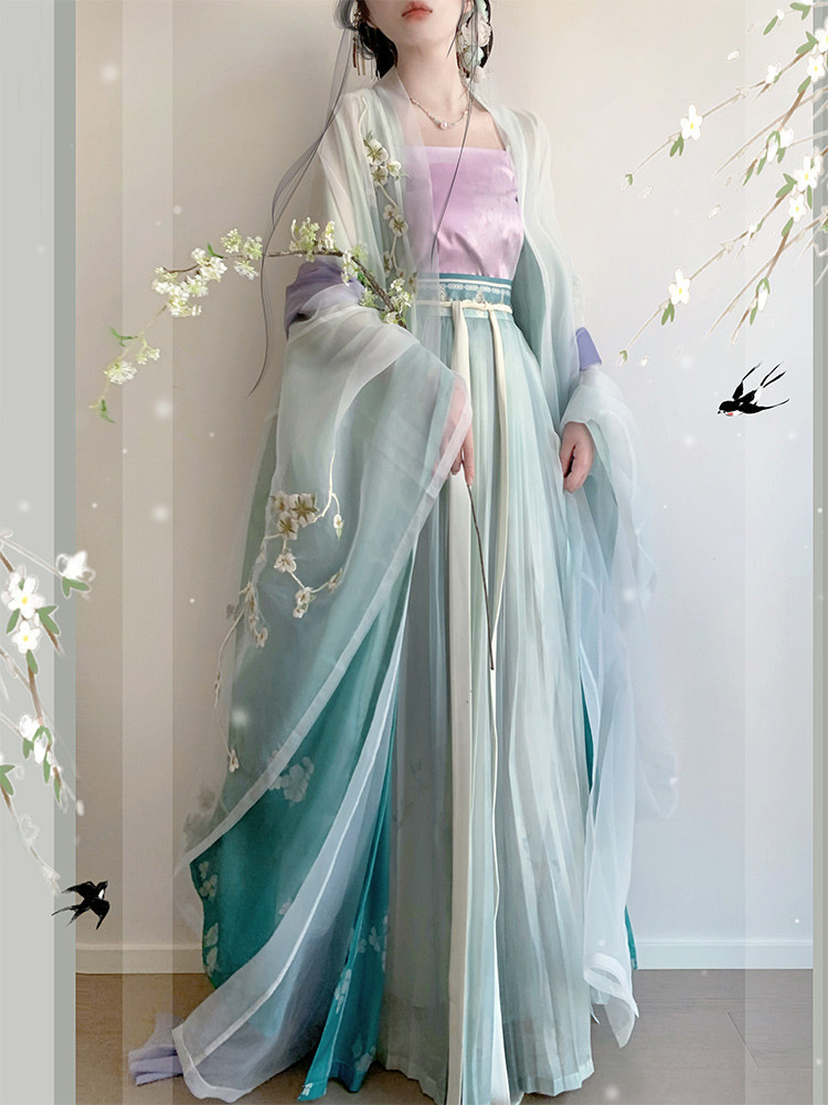Qadın üçün ənənəvi Hanfu kostyumu, naxışlı yubka və köynək dəsti
