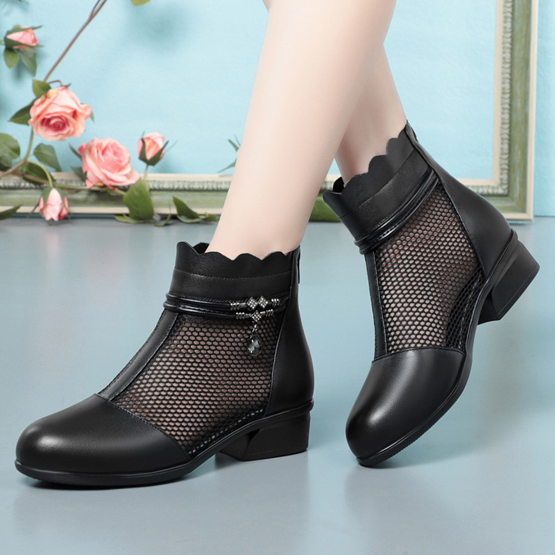 Boot nữ cổ thấp da thật lỗi họa tiết gót vuông phong cách Martin — màu be