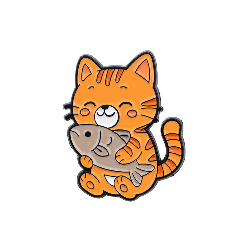 卡通小猫抱鱼胸针卡通金属徽章创意包包个性饰品勋章服装胸针配饰|undefined