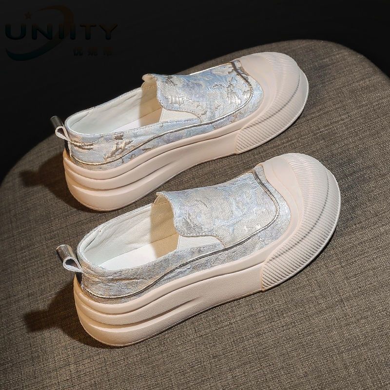 Zapatos de lona de base gruesa de verano para mujeres Xiaoboan nuevo estilo chino 2024 nuevo zapato de altura de concha de cabeza explosión