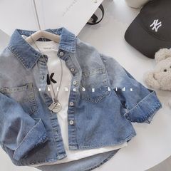 男の子の新しいデニムのシャツの子供の上着の春と秋の韓国版の上着の中の子供の洋気の潮のグラデーションのシャツは底を打ちます。