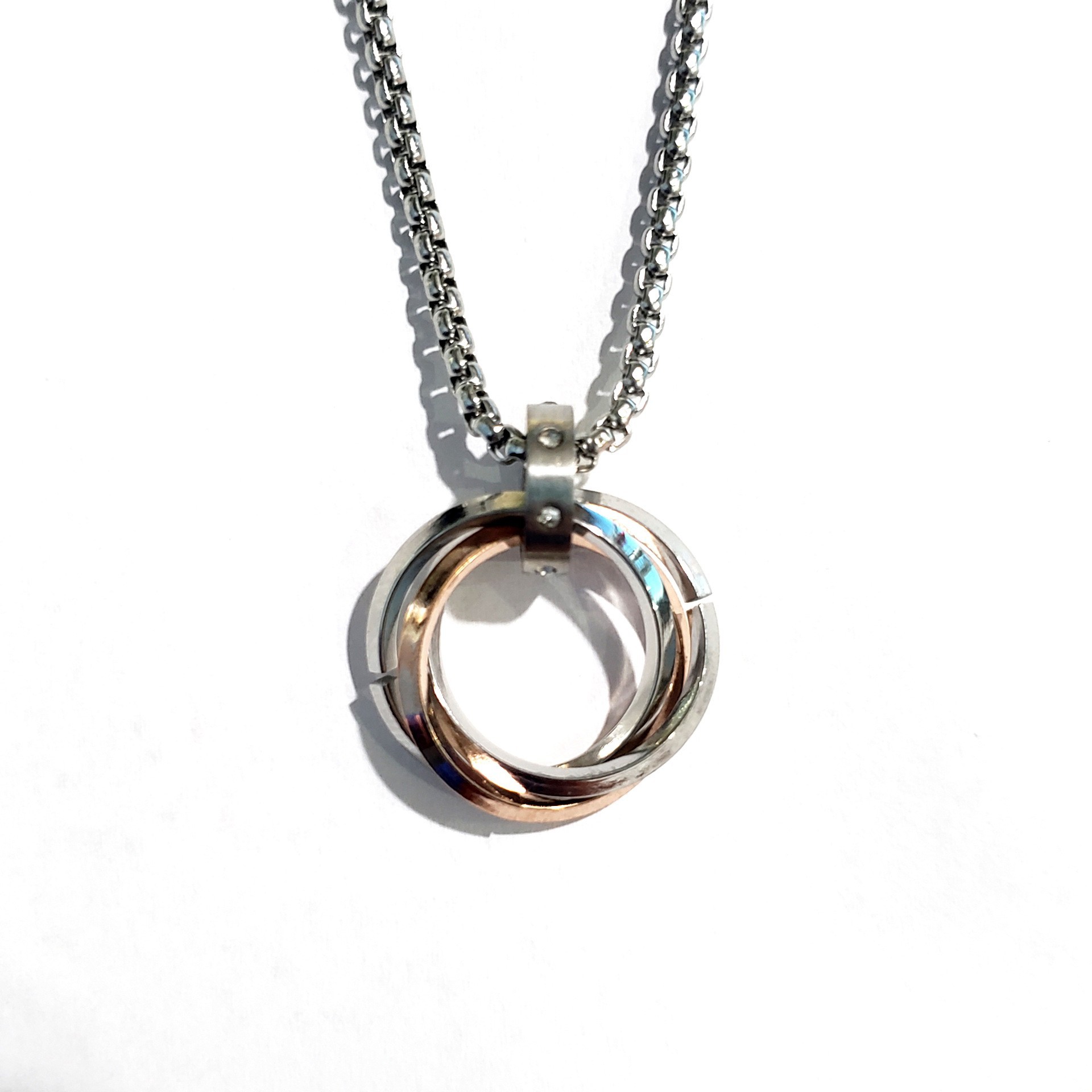 De gama alta de moda versátil suéter Cadena de nicho joyería colgante de los hombres de las mujeres collar de acero de titanio Yiwu Accesorios al por mayor