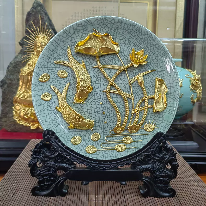 新款年年有余摆件陶瓷工艺盘漆线雕裂纹釉鱼的工艺品批发
