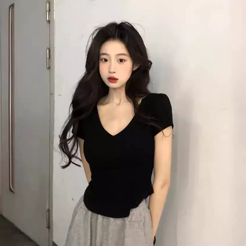 纯欲风V领短袖T恤女夏季2025新款修身显瘦辣妹短款不规则打底上衣