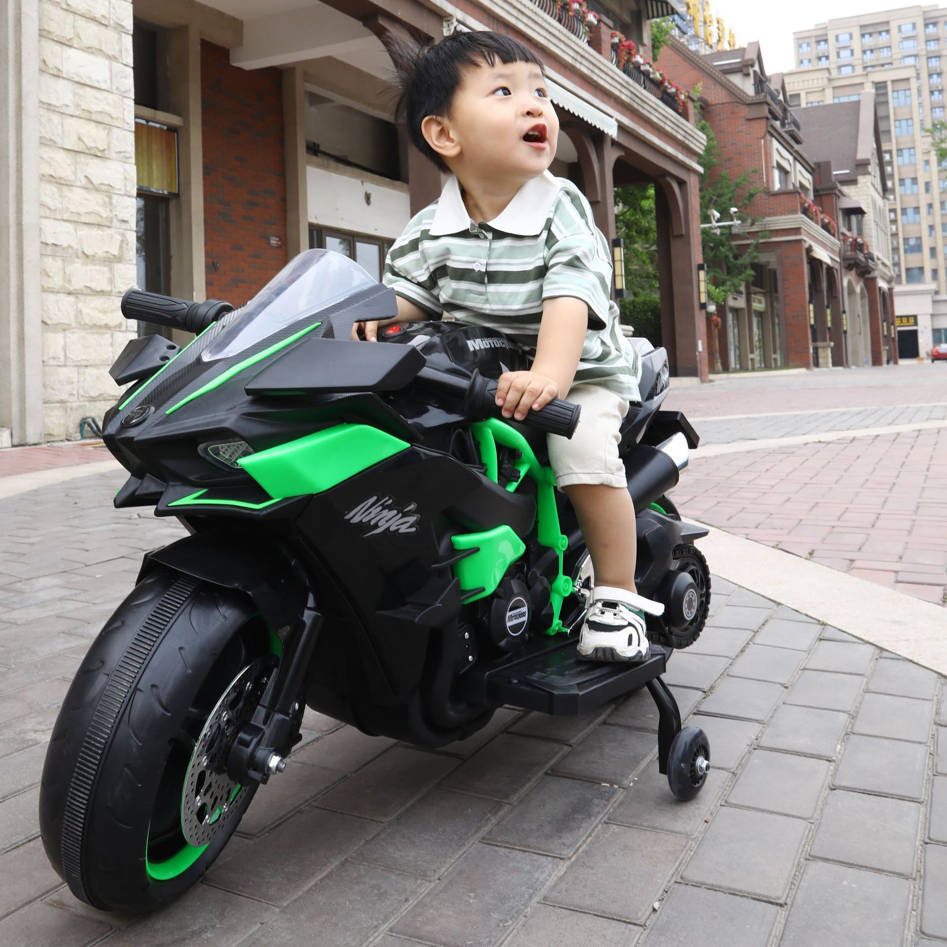 Motocicleta eléctrica para niños Niño cargando motocicleta de tres ruedas coche de juguete para bebés puede sentarse Carro de bebé de Doble accionamiento al por mayor