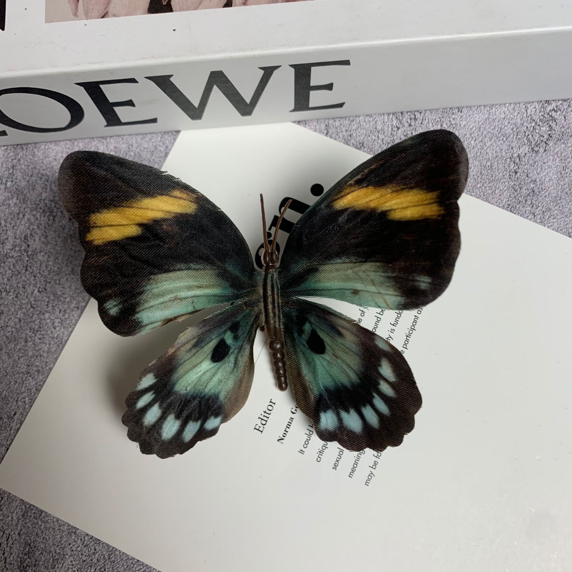 큰 나비 색상 검정과 녹색