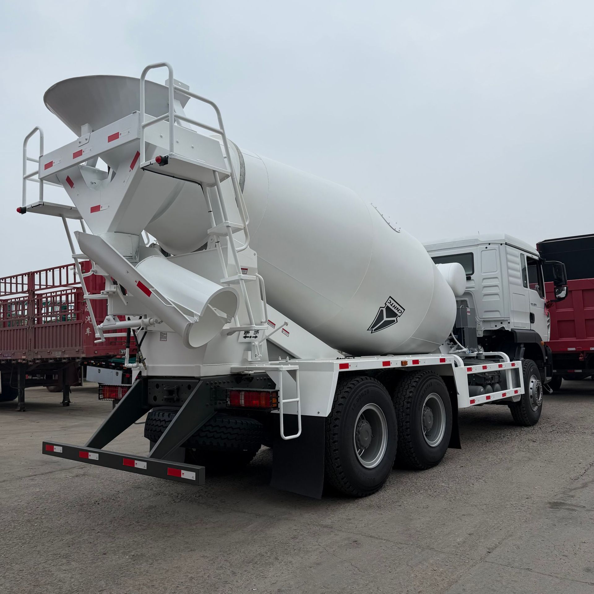 Heavy-duty HOWO 6*4 concrete mixer truck, 6-12 cubic meter cement mixer truck, heavy-duty concrete mixing and transport vehicle
