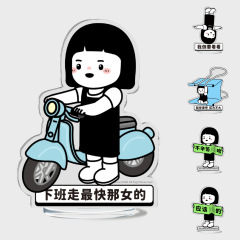 創意的なアルバイト人のデスクトップの置物は子供のオフィスにあります。