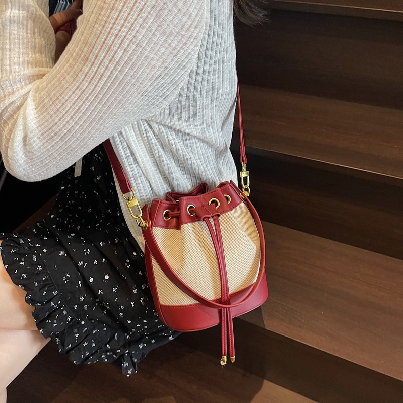 Bolso de lona retro para mujer 2025 nuevo bolso de cubo de diseño de nicho bolso de mensajero de un solo hombro simple y versátil