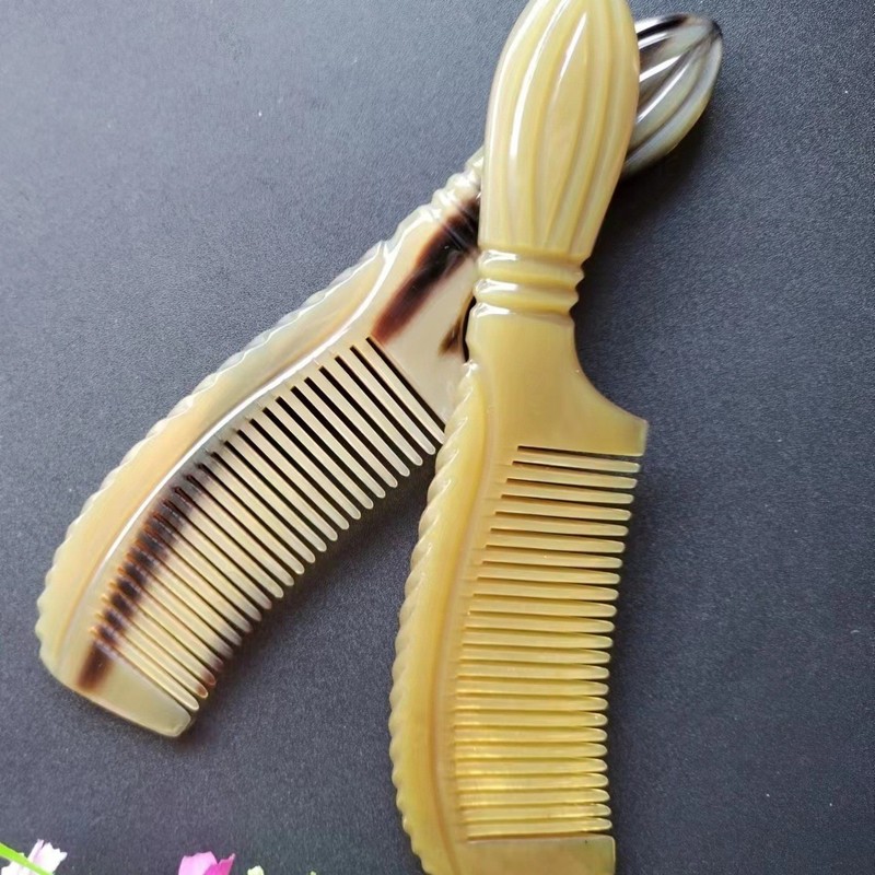 牛の角の双節の取っ手の櫛の逸品の厚い金の彫刻の工芸の櫛の牛の角のマッサージの櫛の経絡の牛の角の櫛|undefined