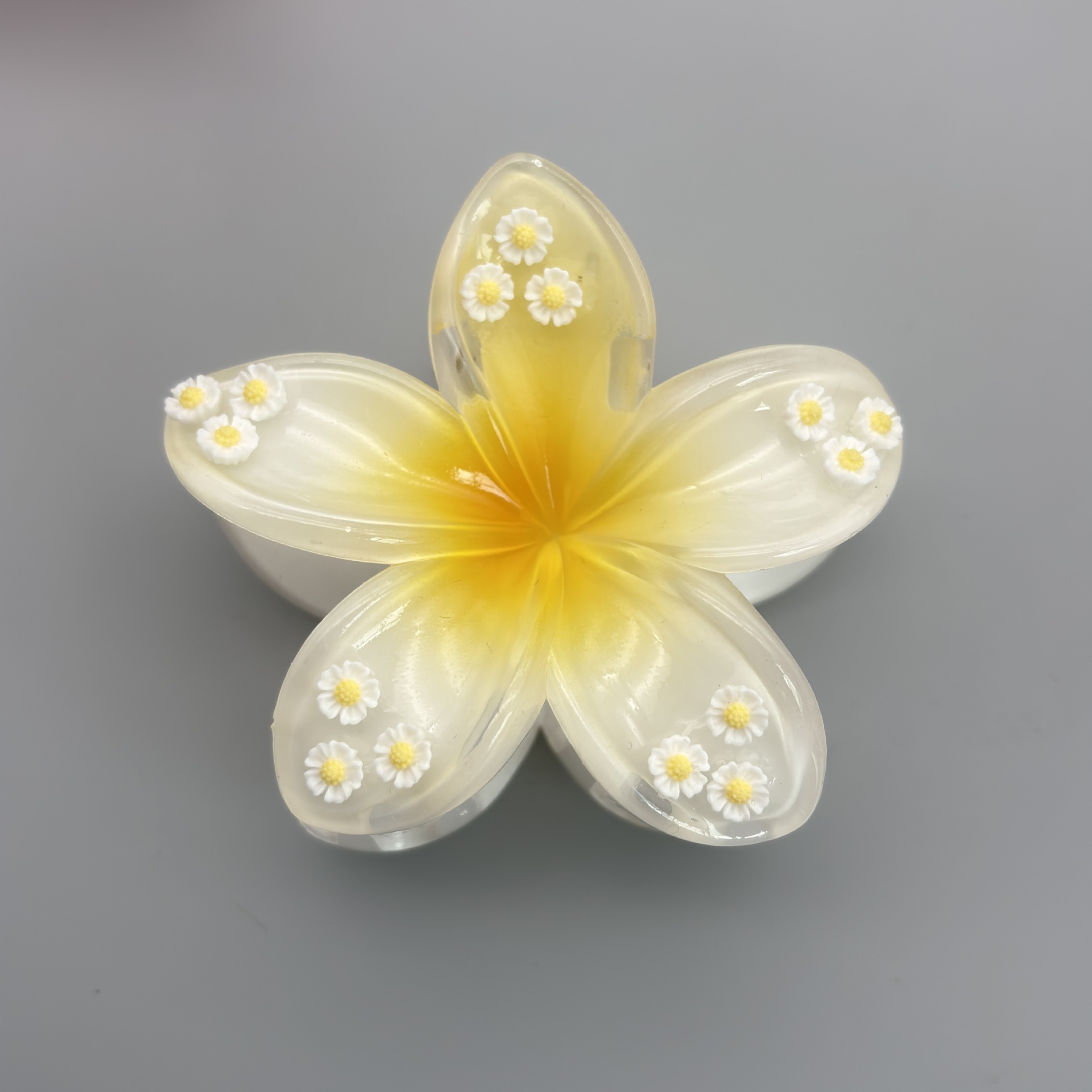 Pinza de pelo acrílica con flor de plumeria para mujer, accesorio de alta gama, pinza de tiburón, pinza de pelo cruzada para el verano.