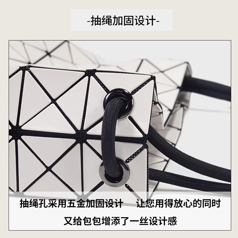 Zhai San Yi Sheng Tofu Bag 2024 Neues Modell Geometrisches Rautenmuster Kordelzugbeutel Modische und minimalistische Umhängetasche mit Tragegriff