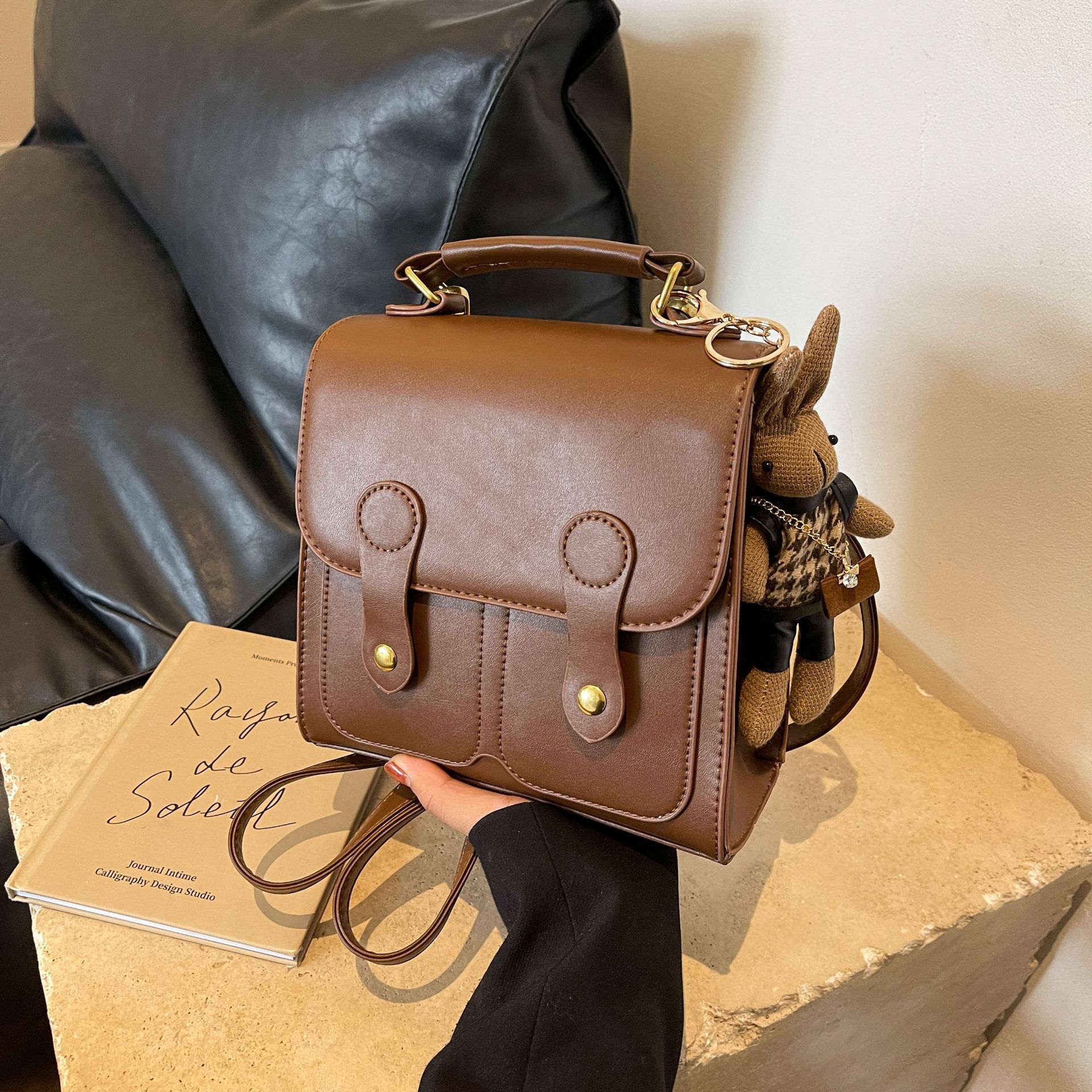 跨境批發小眾設計英倫風時尚包包2023新款高級質感復古女包雙肩包