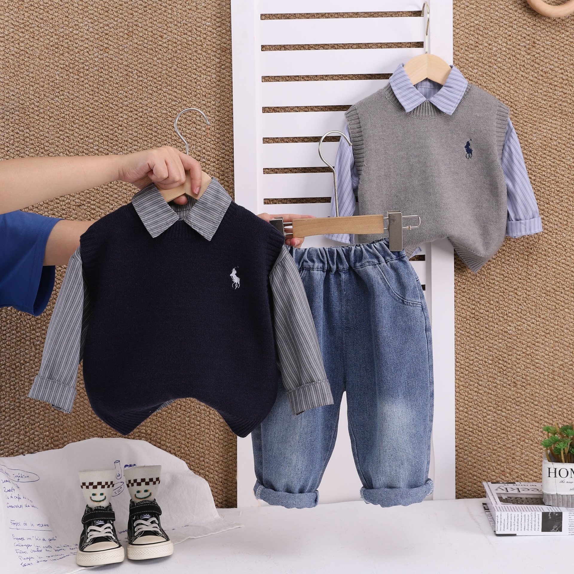 男童春秋装2025新洋气婴儿童刺绣纯色毛衣马甲竖条纹衬衫三件套装