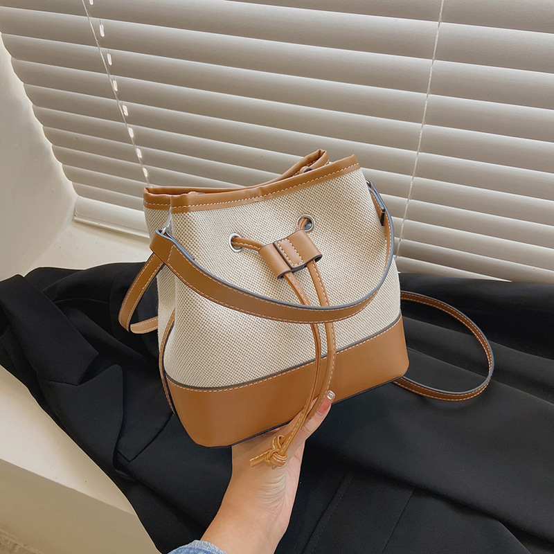 Bolso tote tipo cubo de lona con bloques de color para mujer, nuevo modelo de comercio exterior, bolso de hombro cruzado con cordón texturizado estilo moda urbana.
