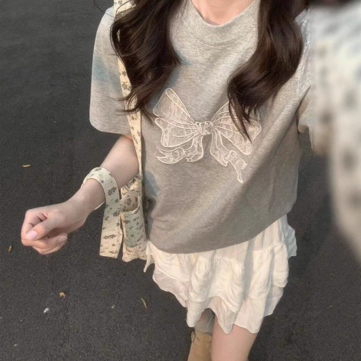 Áo thun nữ cổ tròn thêu nơ bướm, form rộng, chất cotton thoáng mát — màu xám chi tiết 1