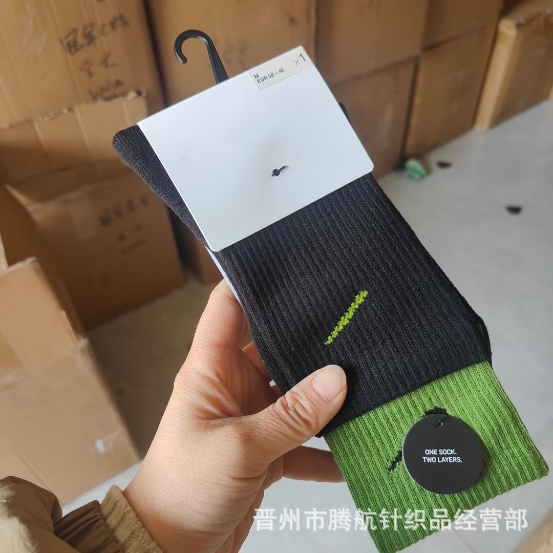 蘇万ナイキの靴下のカラーの二重は男女の中で長い筒のタオルの底のスポーツの靴下をつなぎ合わせてバスケットボールの靴下を走ります。