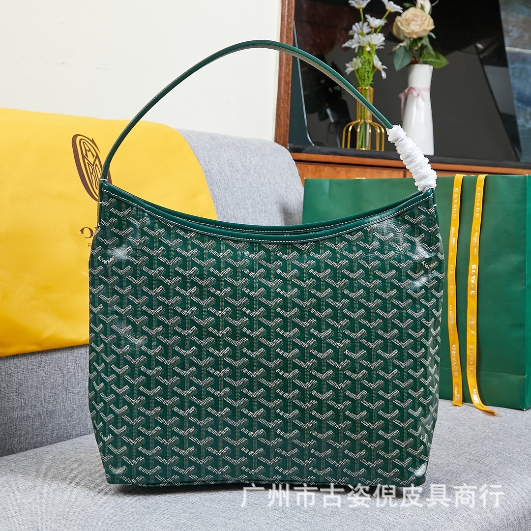 Leather capacious one-shoulder bag