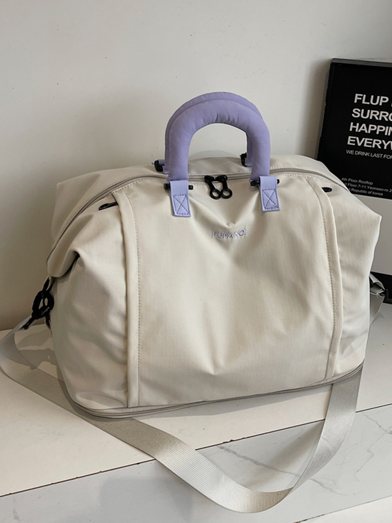 Capacious travel bag
