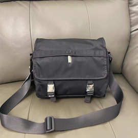 瑜伽健身斜挎包黑色经典邮差包翻盖单肩平板包金属扣跨境代发直播