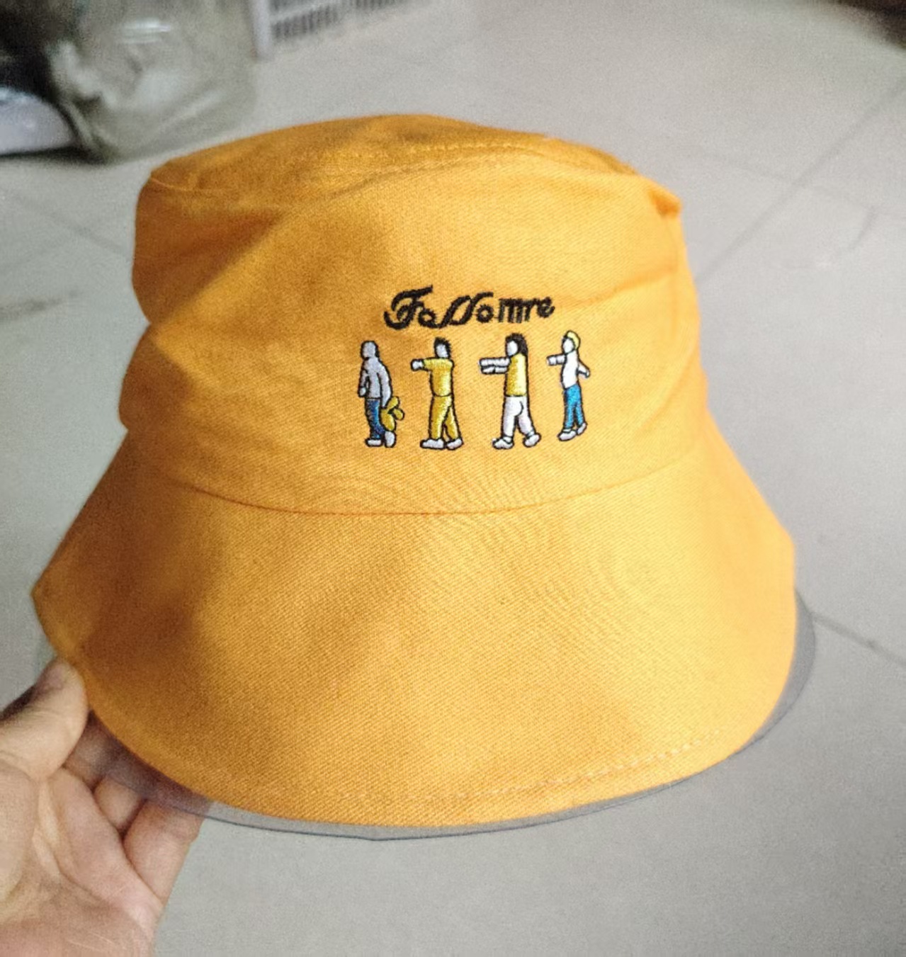 네 명의 작은 남자 노란색