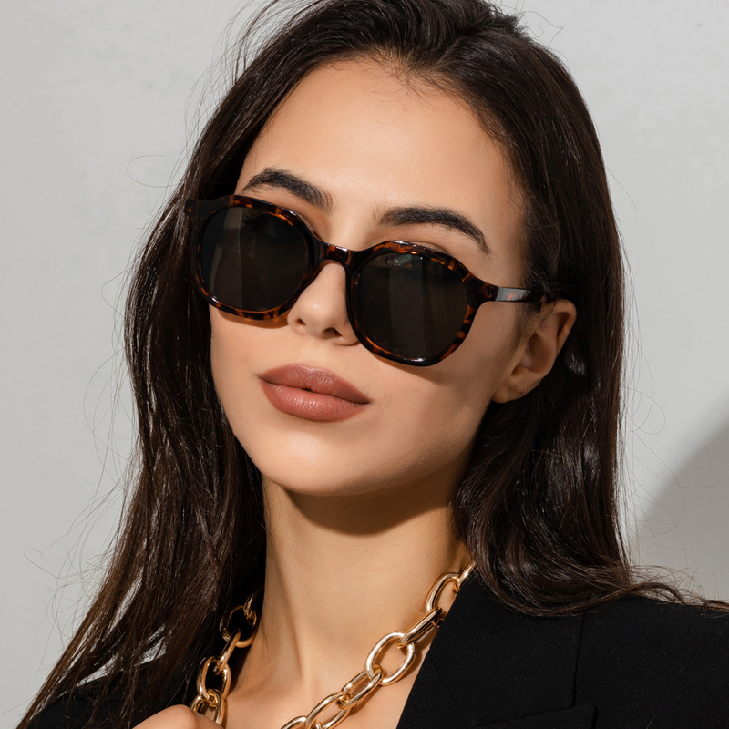 Retro Geometric Women's Sunglasses display picture 2