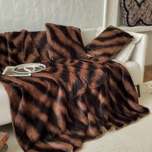 2025新款美拉德兔毛印花抱枕毯抱枕被