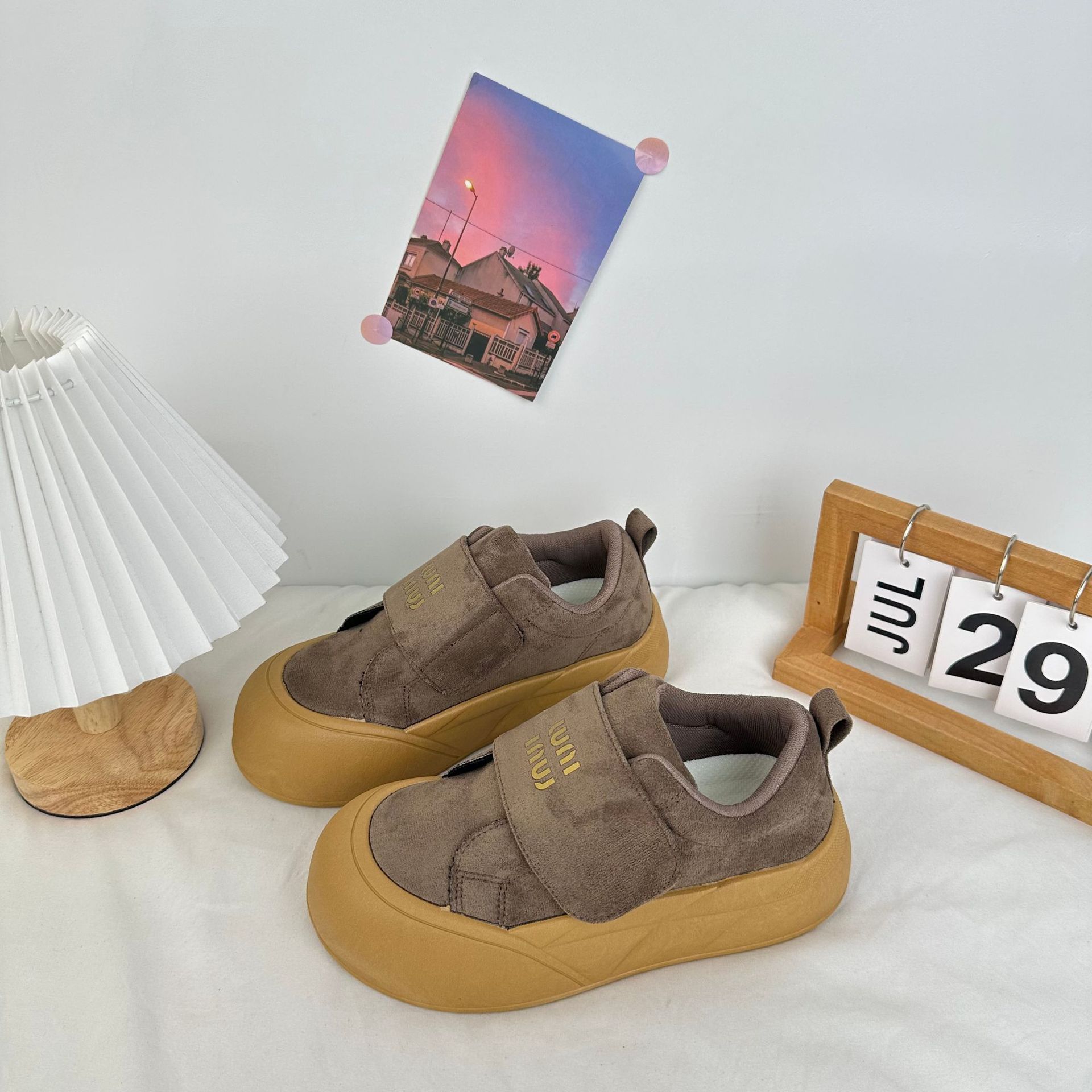 Yuanbo 2024 nuevos zapatos blancos de pastel ligero, zapatos de pan de cabeza grande, zapatos populares coreanos de suela gruesa y feia.