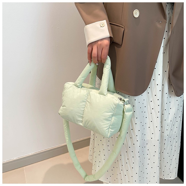 2025 nuevo cross-border cuadrado bolso de plumón portátil de espuma de algodón de mujer brazalete ligera relleno de algodón mochila casual image 5