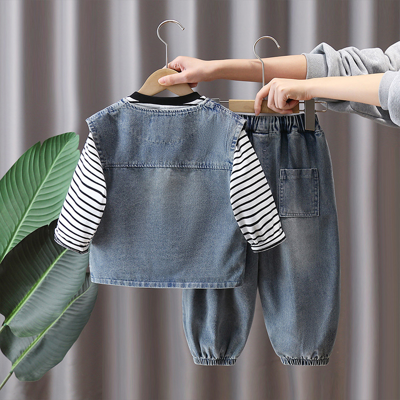 7098 traje de primavera para niños 2025 nueva camisa de fondo para niños guapos estilo de primavera y otoño traje de mezclilla coreana de tres piezas primavera