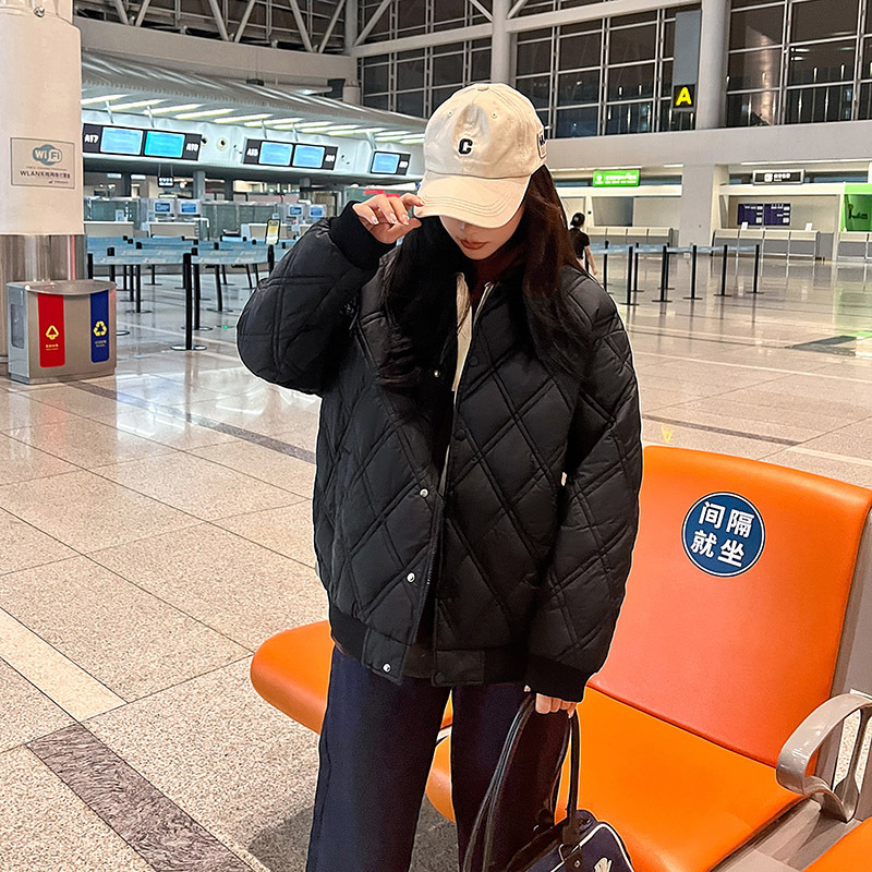 Ropa de algodón de invierno de mujer, diseño de algodón de béisbol suelto, chaqueta de algodón caliente simple.