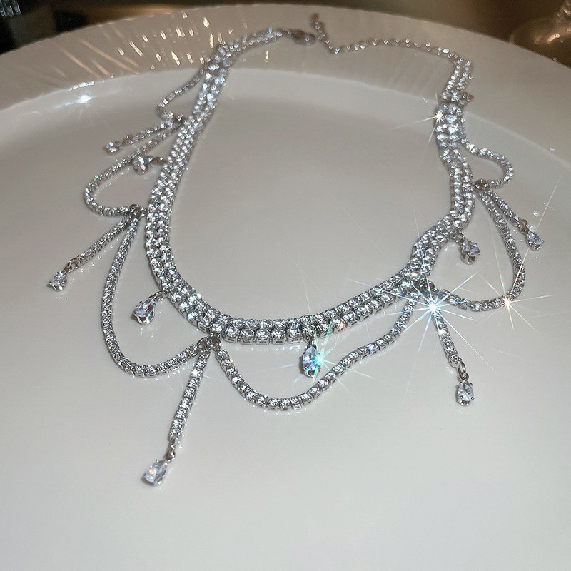 Collar de perlas de flores de diamantes franceses Moda, lujo ligero, cadena de clavícula, accesorios de joyería de alta gama de todo fósforo de nicho