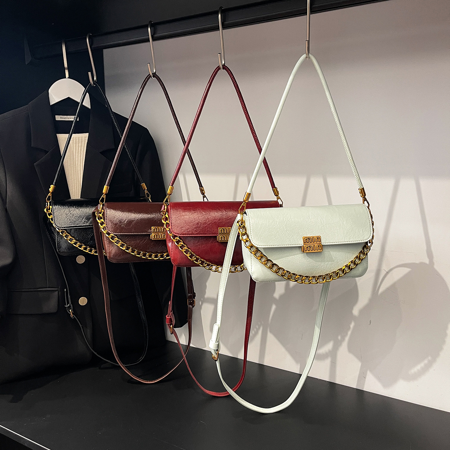Simple bolso de moda retrógrada nuevo tipo de cadena versátil bolso de mochila de estilo fragante de moda de mujer bolso de hombro de gran capacidad