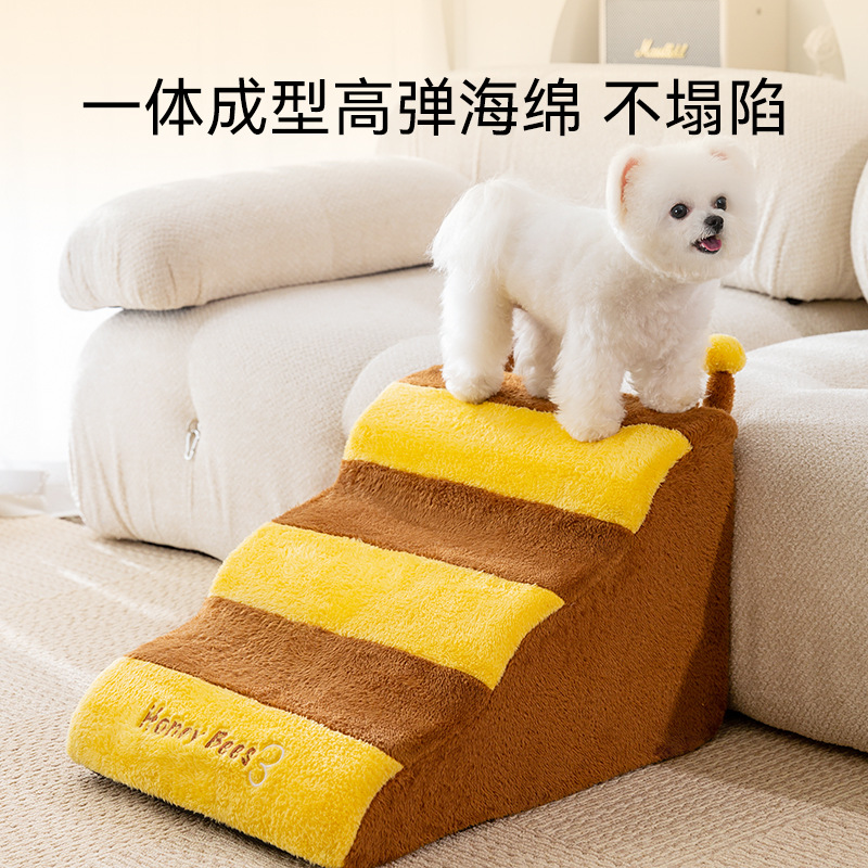 Año nuevo mascota lindo mascota fuera pequeña abeja forma lindo estilo coreano perro escaleras anciano perro sofá paso suministros