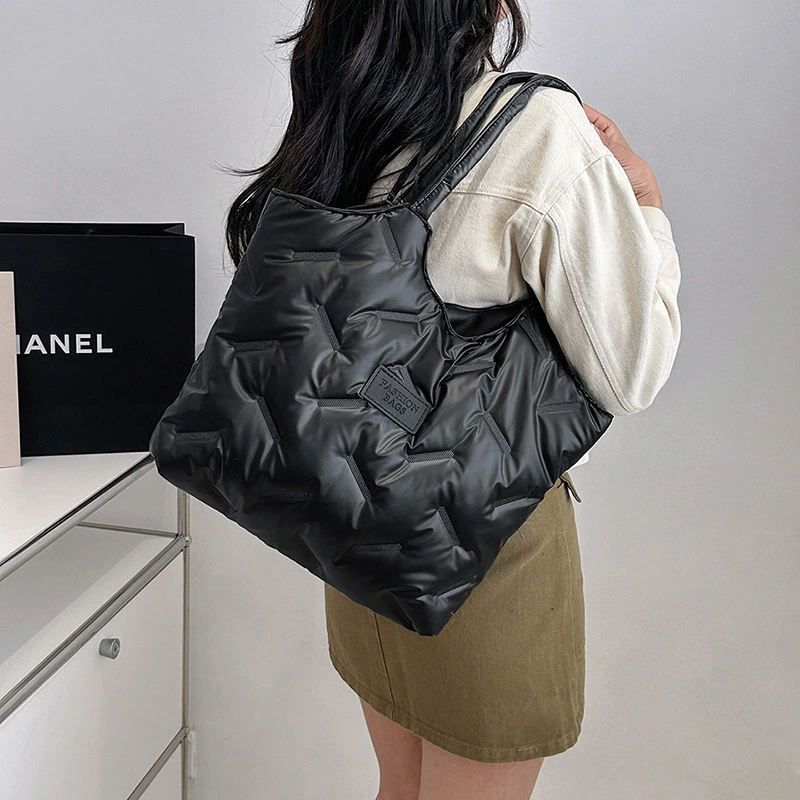Capacious underarm bag with diamond pattern, shoulder bag, one-shoulder bag with down