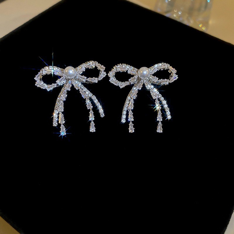 Aguja de plata Pendientes de lazo de diamantes coreanos Pendientes de temperamento de moda de todo fósforo Pendientes de diseño de nicho Sentido de lujo ligero