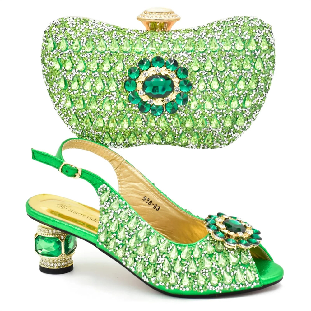 Parti, büyük parıltılı elmaslarla süslenmiş yuvarlak başlı balık ağızlı sandaletler ve hafif el çantası seti ile eşleştirildi_voghion.com