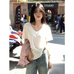韓国系の白いvネックの正の肩幅の松の半袖のtシャツの女性の夏の2025新型のインナーシャツのギャルの上着は薄いです。