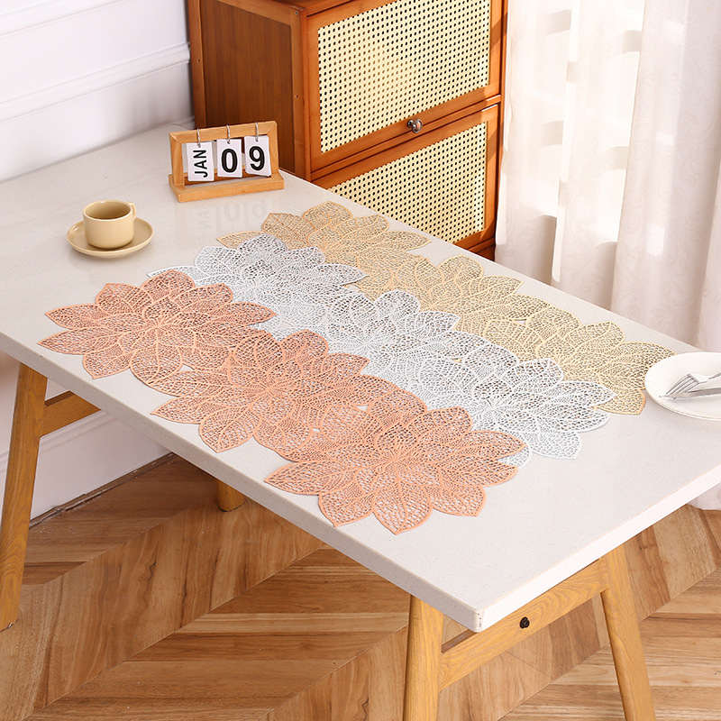 Alfombrilla de mesa larga de flor de oro púrpura hueca, bandeja de comedor simple europea, aislamiento térmico, pvc, mesa impermeable y a prueba de aceite, bandera al por mayor
