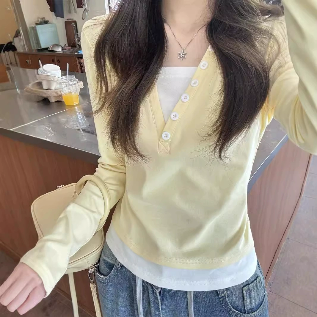 Нежно-желтая поддельная футболка с двумя длинными рукавами женская ранняя осень 2024