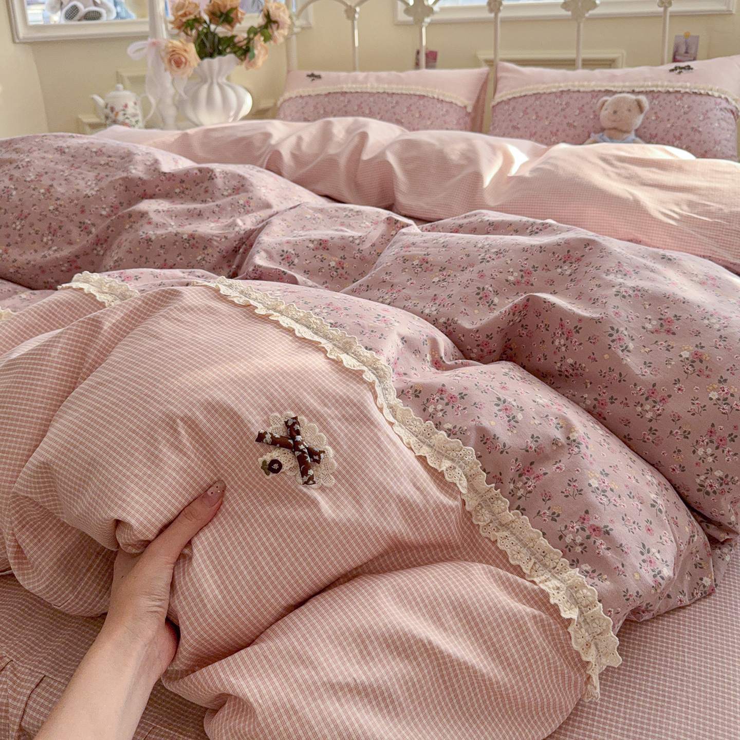 2026 nuevos productos 100% algodón flor pequeña bordada encaje de cuatro piezas sábanas cubiertas faldas de cama cuatro estaciones ropa de cama