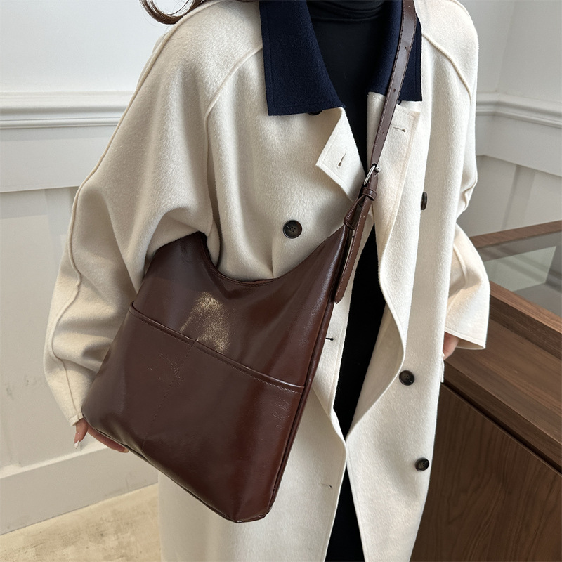 El nuevo diseño de moda de invierno 2024 este año popular bolso de hombro suave bolso de moda personalidad simple bolso de mujer