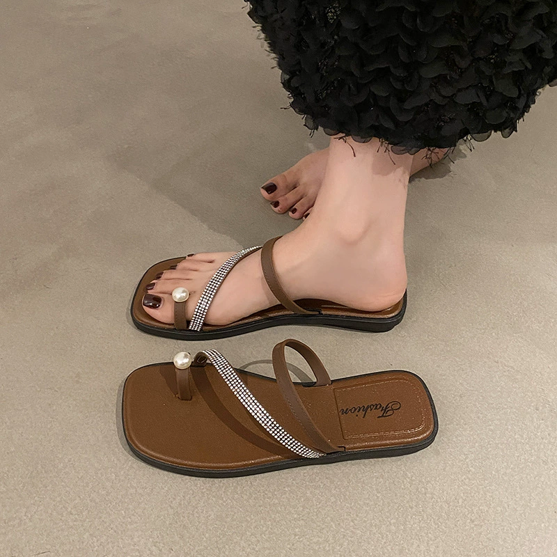 Новый летний внешний нанос холодных шлепанцев дамы фея ветра с юбкой Жемчужная плоская подошва нескользящая пляжная обувь