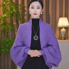 【身を修める版】ニットの密織菱格の百合のカーディガンの女性の秋冬の外はマントのセーターのオーバーの短い上着を掛けます。