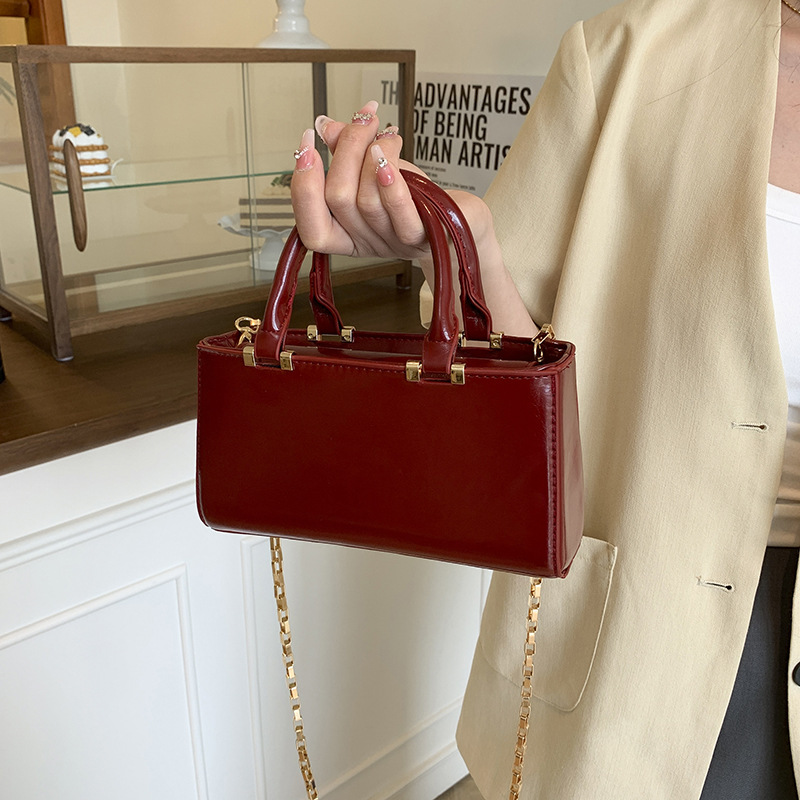 Piccola borsa a tracolla quadrata da donna color cremisi elegante_voghion.com