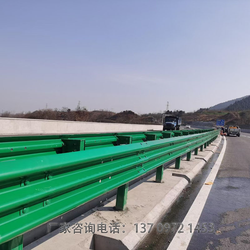 Barandas corrugadas para zonas montañosas rurales, paneles de seguridad para autopistas, barandas de doble y triple onda, vigas corrugadas galvanizadas en caliente.