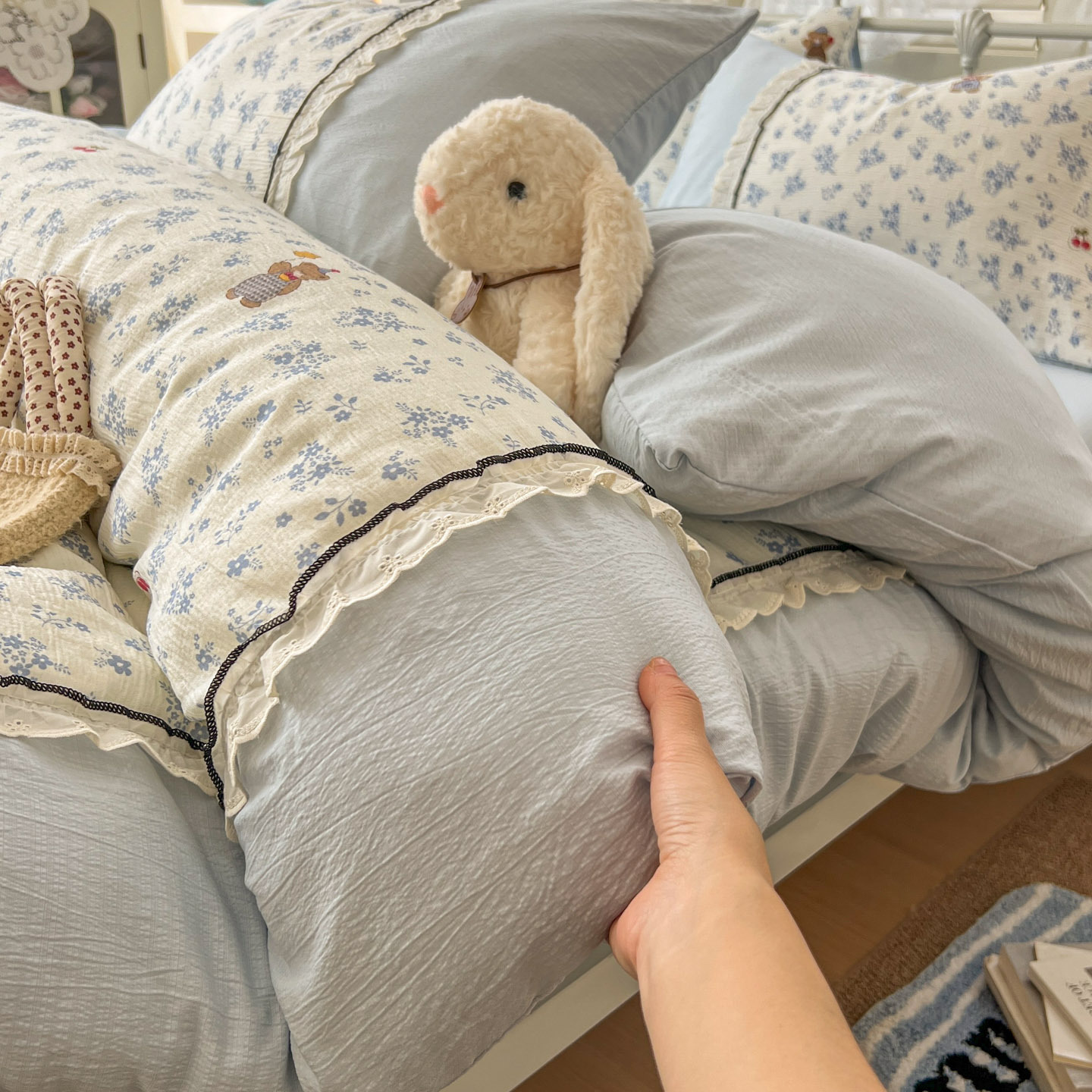 Dormir desnudo en la cama clase A tres capas de hilo cuatro piezas de algodón super suave sábanas de encaje cubierta cama dormitorio tres piezas